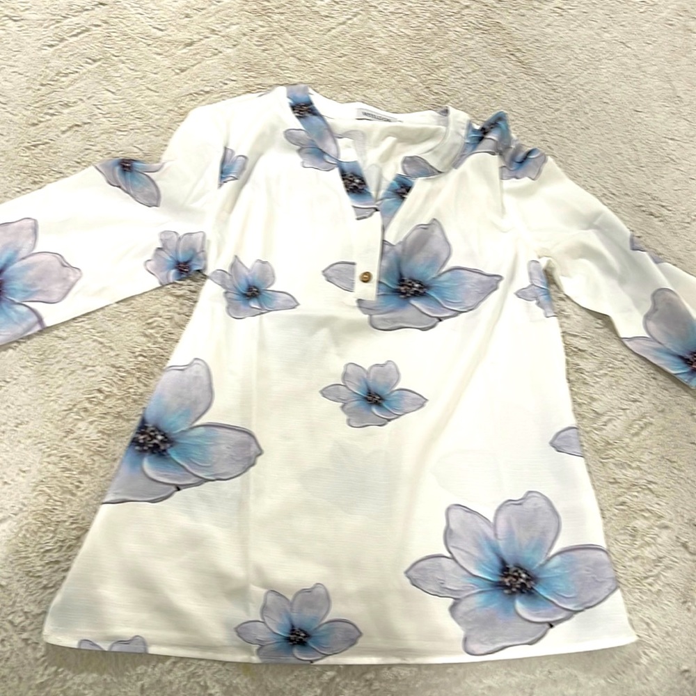 Pretty. Never worn. Tunic blouse. M